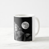 Loup blanc noir hurle à la moon Coffee Mug (Devant droit)