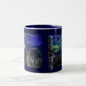 Loup gris, Ravens & Aurora & Totem Wildlife Mug (Centre)