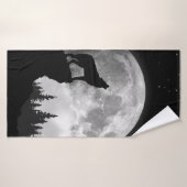 Loup noir et blanc hurlant sur la lune (Serviette de bain)