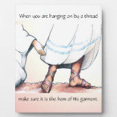 L'ourlet de sa plaque de vêtements (Devant)