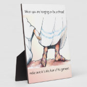 L'ourlet de sa plaque de vêtements (Côté)