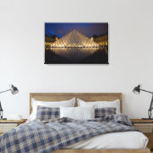 Louvre Pyramid van architect I.M. Pei bij Canvas Afdruk (Insitu (Slaapkamer))