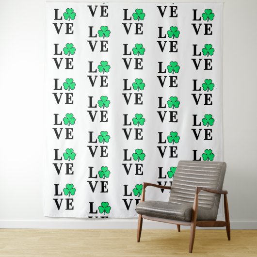 LOVE Clover Shamrock Ireland Irish Elegant Wandkleed (In situ)