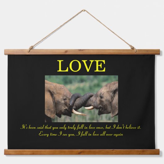 LOVE Elephant in trunking love Hangend Wandkleed (Voorkant)
