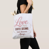 Love First Coffee Second Mom Life Typography Desig Draagtas (Dichtbij)