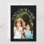 Love Grows Here Black Arch Valentines Day Feestdagenkaart (Voorkant)