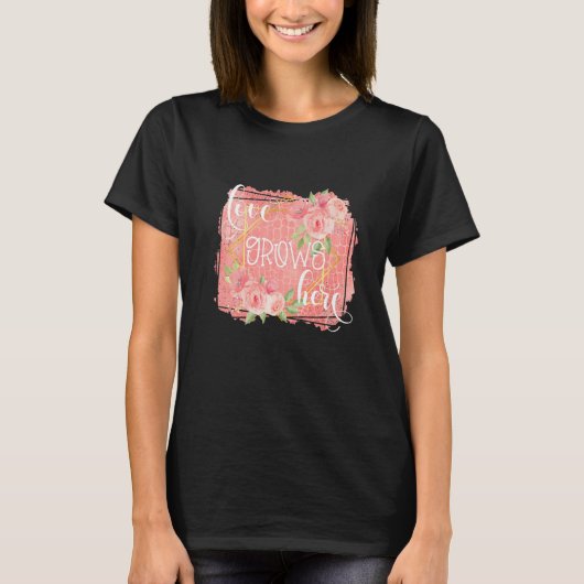 Love Grows Here Wild Flowers Décor Theme T-shirt (Voorkant)