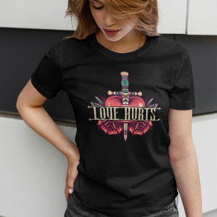 Love Hurts Heart en Dagger T-shirt