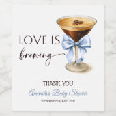Love is Brewing Blue Coquette Bow Bridal Shower Wijn Etiket (Enkel label)