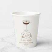 Love Is Brewing Expresso Martini Bruidsfeest Papieren Bekers (Achterkant)