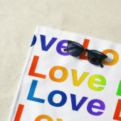 Love is Love beach serviette (En situation)