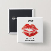 LOVE IS SLECHTS EEN KISS. VIERKANTE BUTTON 5,1 CM (Voorkant /achterkant)