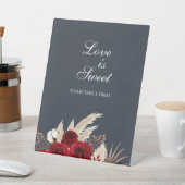 Love is Sweet Burgundy Rozen Pampas Grass Reclamebord Met Voetstuk (Insitu)