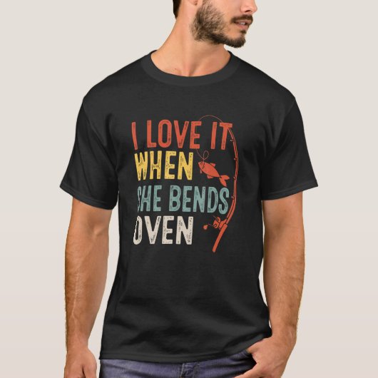 Love It When She Bends Over Love Fishing Fisherman T-shirt (Voorkant)