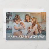Love Light Latkes Hanukkah-foto Feestdagenkaart (Voorkant)