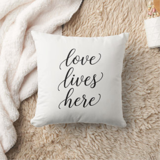 Love Lives Here Script Throw Pillow  Kussen