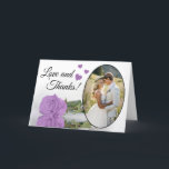 Love & Merci Elegant Lilac Purple Rose Mariage<br><div class="desc">Merci à vos invités mariages avec cette belle et romantique carte pliée. Il présente un joli design avec votre photo mariage dans un cadre ovale, et un seul rose à long tige clair violet ou lilas réfléchissant dans un bassin d'eau. La légende dit "Amour et Merci" et il y a...</div>