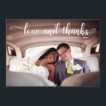 Love & Merci Romantic Mariage Photo<br><div class="desc">carte de remerciements mariage avec "amour et merci" écrit dans un joli script de calligraphie,  avec un petit coeur,  comme une superposition sur votre photo mariage. Crédit photo stock : cindy baffour sur Unsplash</div>