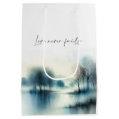 Love never fails medium cadeauzakje (Achterkant)