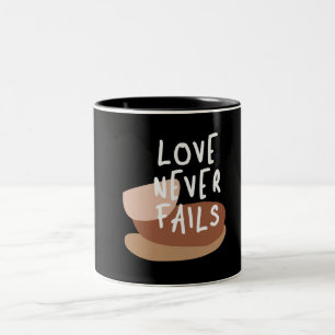 Love Never Fails - Tijdloos Christelijk citaat Tweekleurige Koffiemok