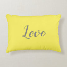 "Love" op gele accentkussen