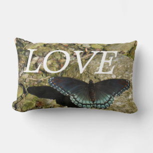 lOVE , papillon bleu sur galets oreiller d'inspira
