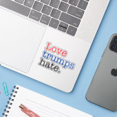 Love Trumps Hate Sticker (Laptop met iPhone)