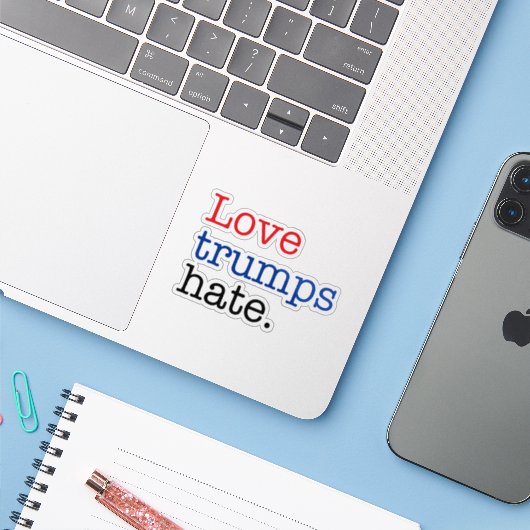 Love Trumps Hate Sticker (Laptop met iPhone)