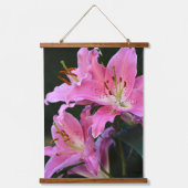 Lovely Pink Lily Blooms Floral Hangend Wandkleed (Voorkant)