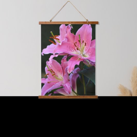 Lovely Pink Lily Blooms Floral Hangend Wandkleed (Slaapkamer)