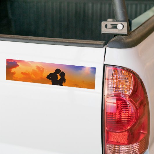 Lovers Kissing op zonsondergang op het strand Bumpersticker (Op Truck)