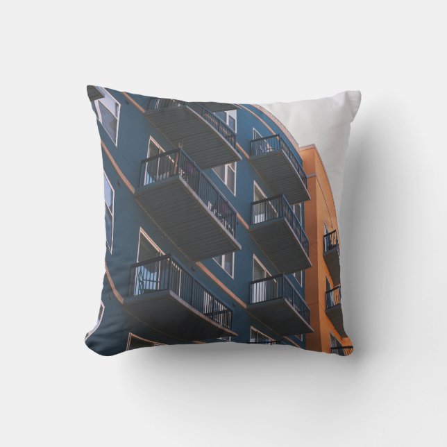 LOW ANGLE VIEW OF BUILDING KUSSEN (Voorkant)