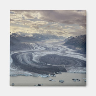 Lowell-gletsjer stroomt in de Alsek-rivier in Magneet