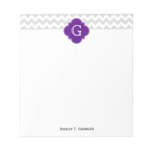 Lt Gray White Chevron Paars Quatrefoil Monogram Notitieblok