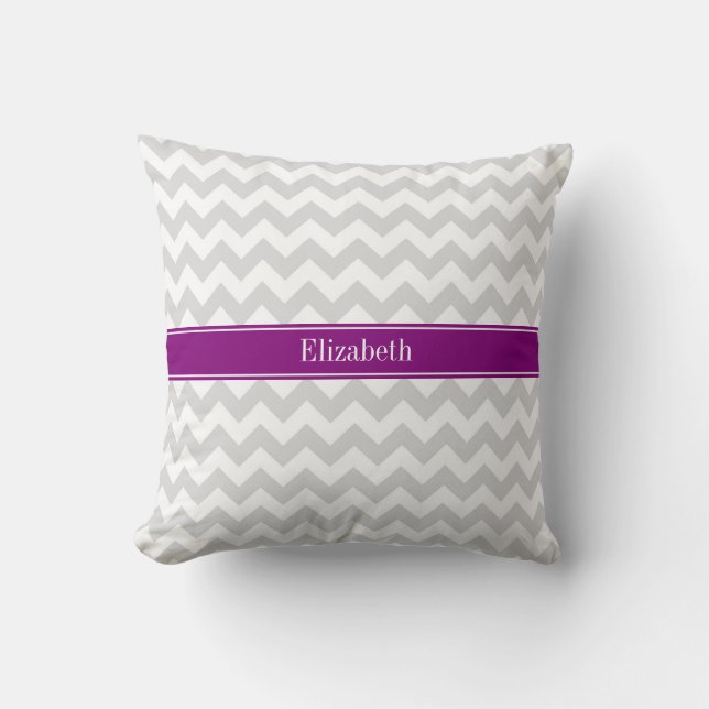 Lt Gray White Chevron Paarse naam Monogram Kussen (Voorkant)
