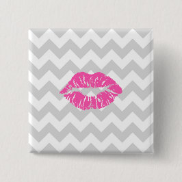 Lt Gray White Chevron, Roze lipstick Kiss Vierkante Button 5,1 Cm