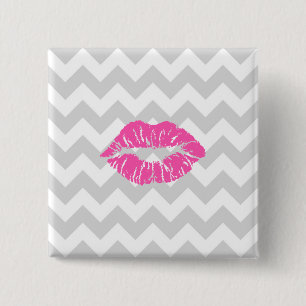 Lt Gray White Chevron, Roze lipstick Kiss Vierkante Button 5,1 Cm