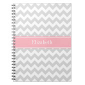 Lt Gray White Chevron Zigzag Pink Naam Monogram Notitieboek (Voorkant)