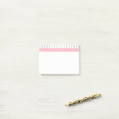 Lt Gray White Stripe Roze Naam Monogram Post-it® Notes (Op bureau)