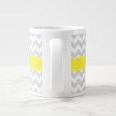 Lt Gray Wht Chevron Yellow Name Monogram Extra Grote Mok (Achterkant)