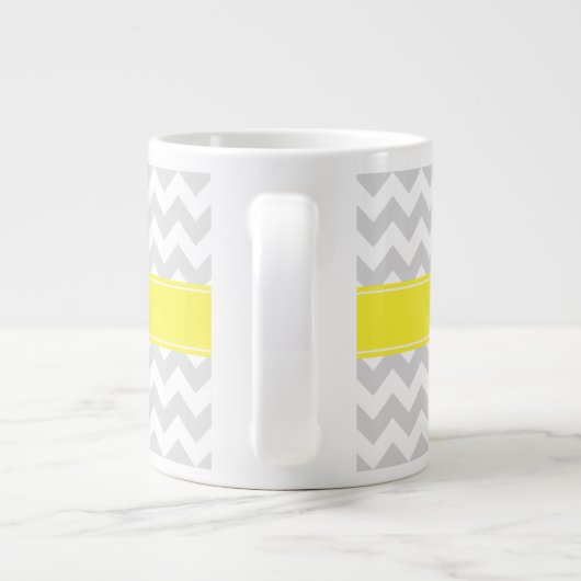 Lt Gray Wht Chevron Yellow Name Monogram Extra Grote Mok (Achterkant)