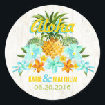 Luau Beach Tropical Floral Mariage Étiquette<br><div class="desc">Plage de Luau et tropicale fleurie et ananas au design étiquette mariage arrière - plan de bois blanc rustique.</div>