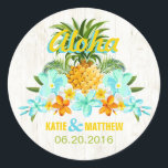 Luau Beach Tropical Floral Mariage Étiquette<br><div class="desc">Plage de Luau et tropicale fleurie et ananas au design étiquette mariage arrière - plan de bois blanc rustique.</div>