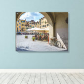 Lucca Piazza Anfiteatro uitzicht canvas print (Insitu (Houten vloer))