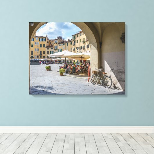 Lucca Piazza Anfiteatro uitzicht canvas print (Insitu (Houten vloer))