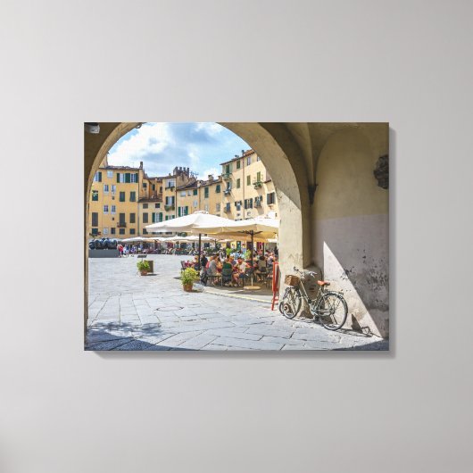 Lucca Piazza Anfiteatro uitzicht canvas print (Voorkant)