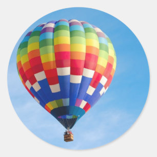 Luchtballon voor regenbooghete lucht ronde sticker
