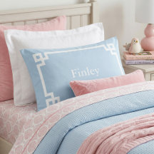 Luchtblauwe Griekse Sleutel Monogram Standaard Kus