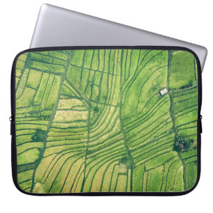 Luchtfotografie van het veld groen boerderij laptop sleeve