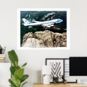 Luchtmacht één vliegende over de berg Rushmore Poster (Thuiskantoor)
